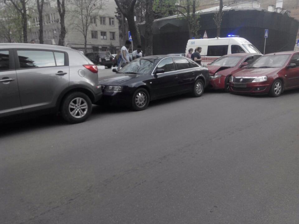 У центрі міста чотири авто потрапили в аварію  - фото 1