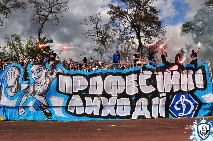 Як фанати "Динамо" палили фаєри в Ужгороді - фото 2