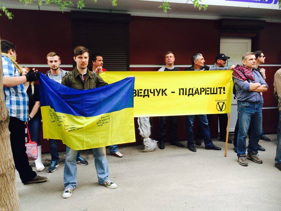 Учасників форуму "опозиційного уряду" в Харкові зустрічають молодики в камуфляжі  - фото 2