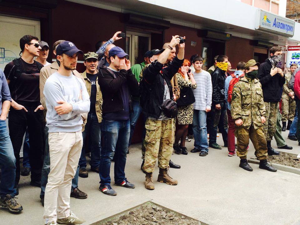 Учасників форуму "опозиційного уряду" в Харкові зустрічають молодики в камуфляжі  - фото 1