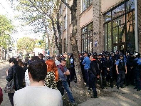 У Харкові активісти блокують членів "опозиційного уряду" в приміщенні  - фото 2