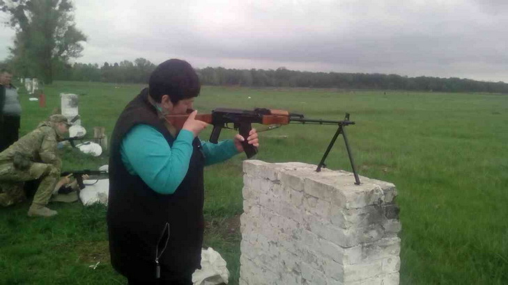 У Дніпропетровську бійці Яроша навчали школярів стріляти - фото 2