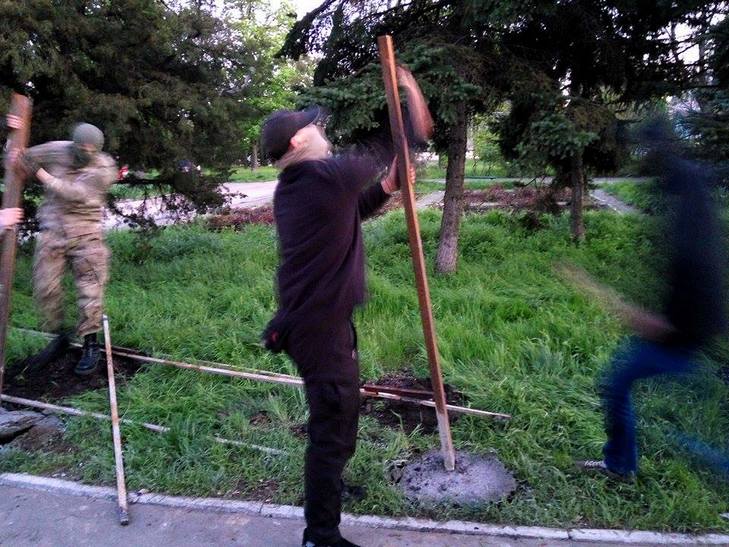 В Одесі "правосеки" зносять незаконний паркан забудовників у сквері - фото 5