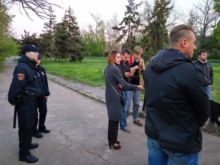 В Одесі "правосеки" зносять незаконний паркан забудовників у сквері - фото 9