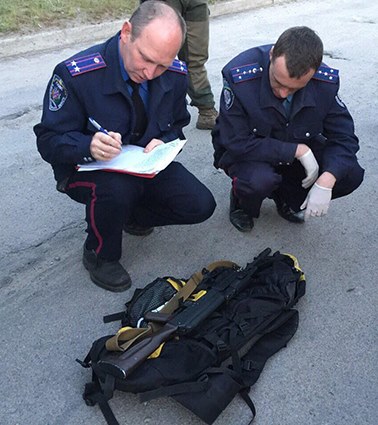У Дніпропетровську патрульні поліцейські торгували зброєю - фото 2