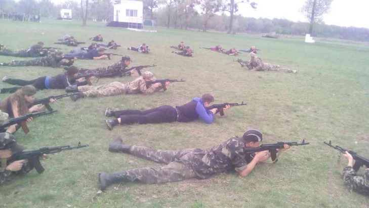 У Дніпропетровську бійці Яроша навчали школярів стріляти - фото 1