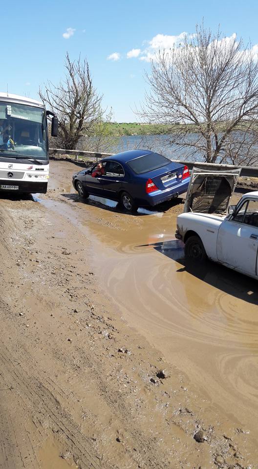 Водії "тролять" владу за стан траси "Миколаїв - Кривий ріг" - фото 2