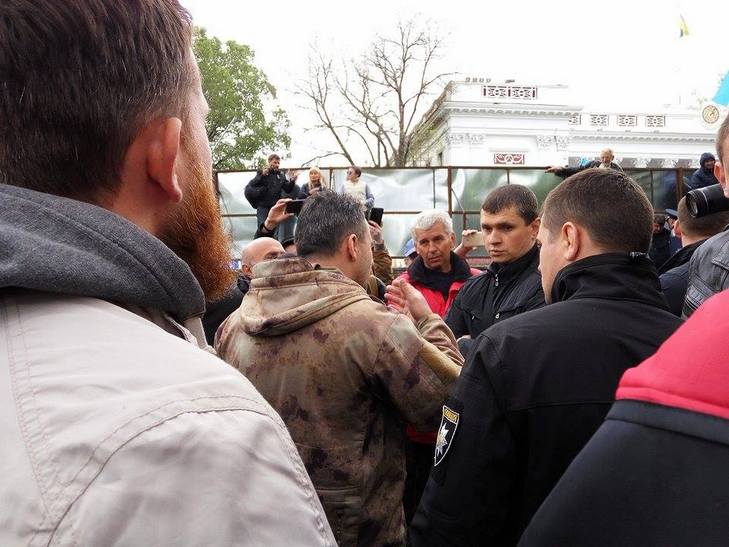 КаМаз біля "майдану" в Одесі поставили проти провокацій на травневі ствята, - депутати міськради - фото 4