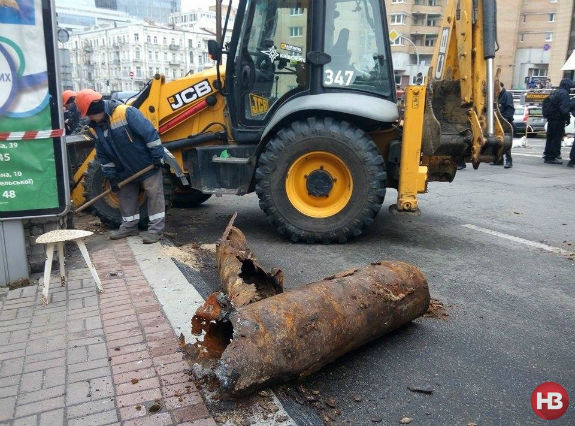 Рух в центрі Києва паралізовано: містяни винесли на дорогу мішки з піском (ОНОВЛЕНО) - фото 2
