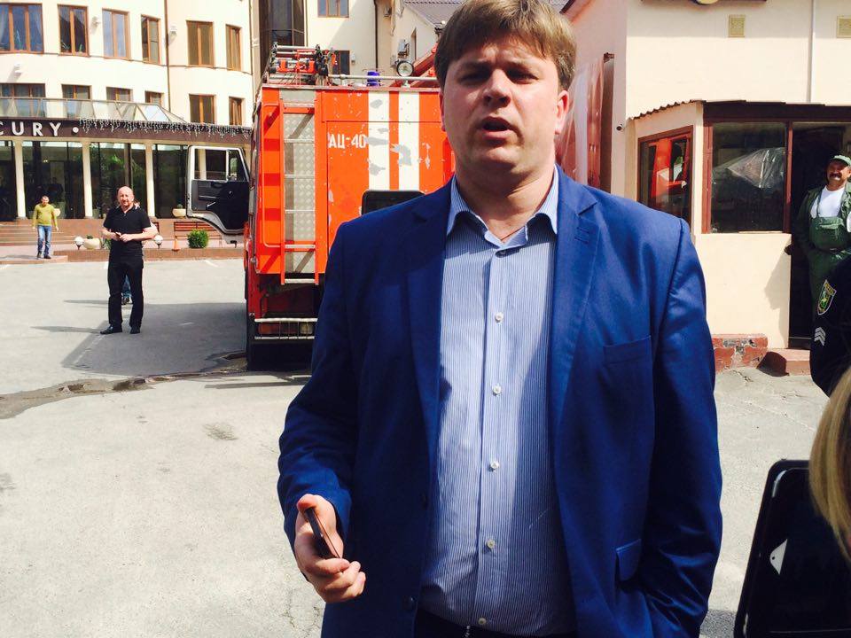 У Харкові побитого представника Медведчука ще й облили: він сховався в "замінованому" готелі - фото 1