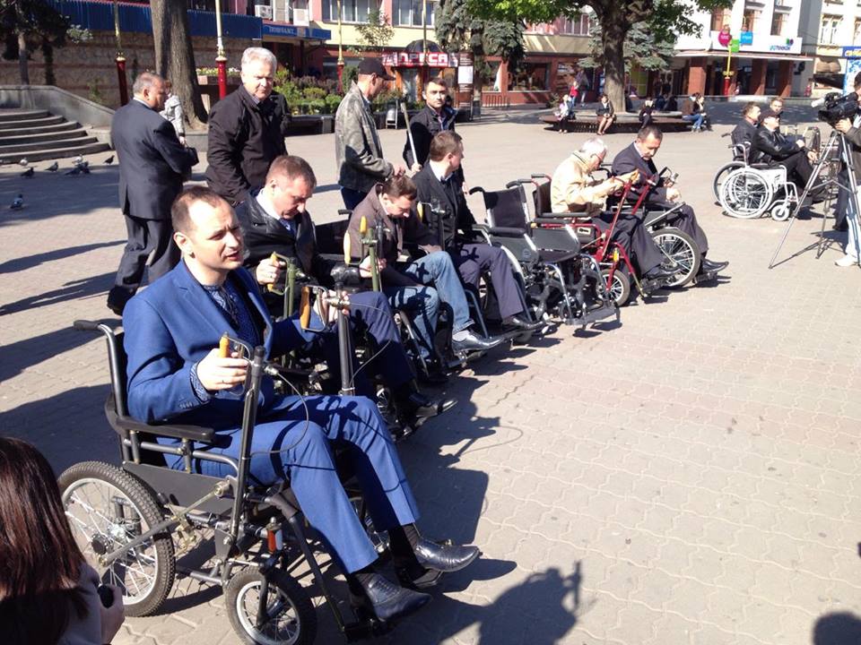 Мер Франківська пересів з велосипеда на інвалідний візок - фото 1