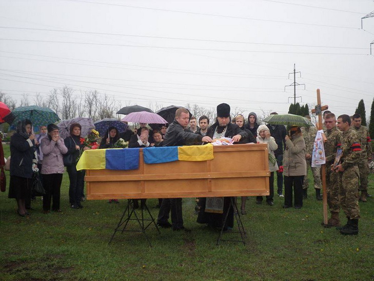 У Дніпропетровську люди на колінах зустрічали тіло загиблого бійця - фото 1
