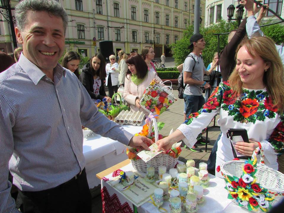  У Чернівцях волонтери провели святковий захід "Писанкова Україна"  - фото 1