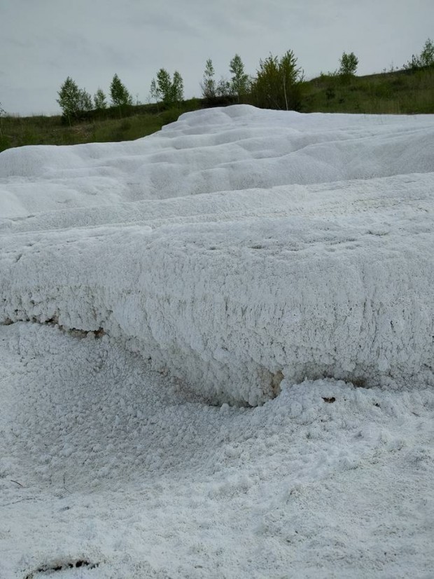 На Прикарпатті любителі "дикого" відпочинку знайшли "вічний сніг" - фото 2