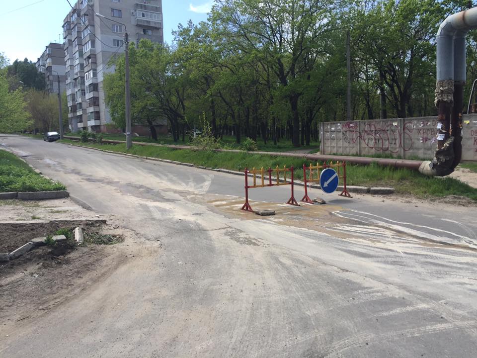 У Миколаєві так і не прибрали бетонні барикади, якими місцеві перегородили дорогу