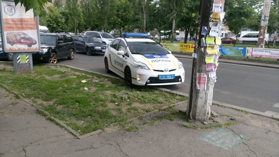 У Миколаєві горе-патрульних зарахували до "героїв парковки" - фото 2