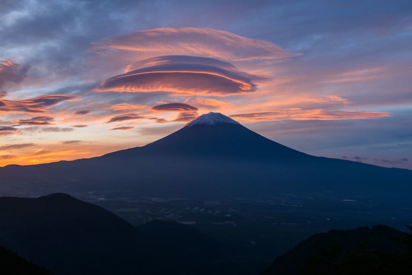 Японський фотограф засняв "інопланетні" хмари над Фудзіямою (ФОТО) - фото 2