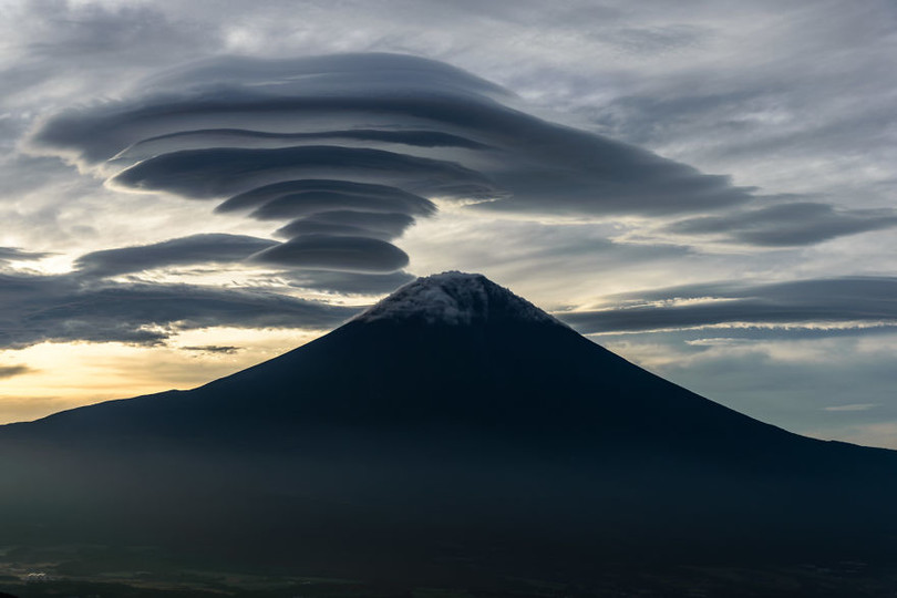 Японський фотограф засняв "інопланетні" хмари над Фудзіямою (ФОТО) - фото 3