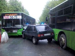У Харкові “ВАЗ” зіткнувся одразу з двома тролейбусами - фото 1
