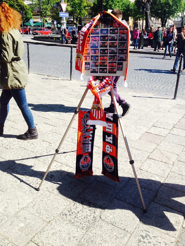 Як фанати "Севільї" у шарфиках по 150 гривень прогнозують крах "Шахтаря" - фото 1