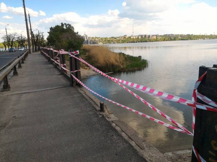 Небезпечно: у Миколаєві на Варварівському мосту "красується" дірка в загорожі