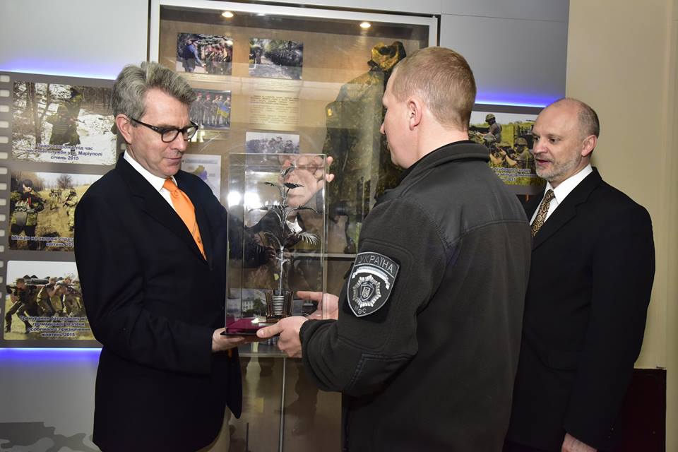 Посол США в Україні приїхав до Маріуполя в краватці ФК "Шахтар" (ФОТО) - фото 5