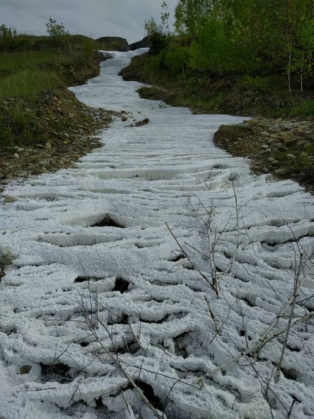 На Прикарпатті любителі "дикого" відпочинку знайшли "вічний сніг" - фото 1