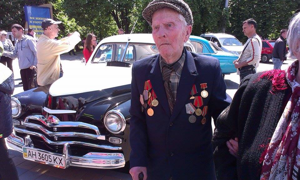 У Маріуполі відбувся автопробіг радянських авто з червоними прапорами та гербом СРСР (ФОТО) - фото 5
