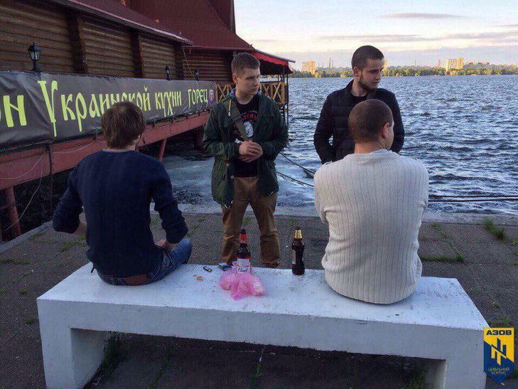 "Азовці" на набережній примушували дніпропетровців виливати алкоголь - фото 1