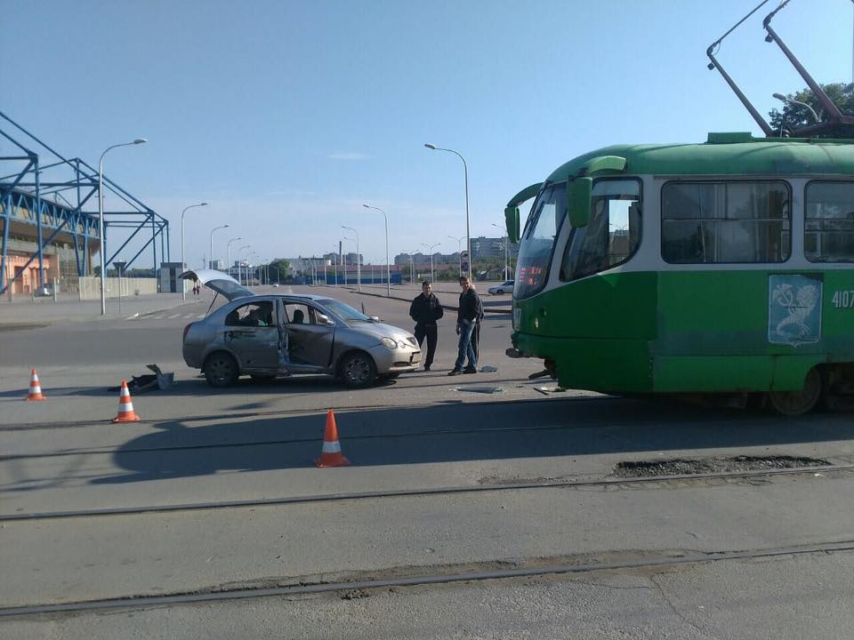 У Харкові легковик влетів у трамвай – постраждала жінка - фото 2