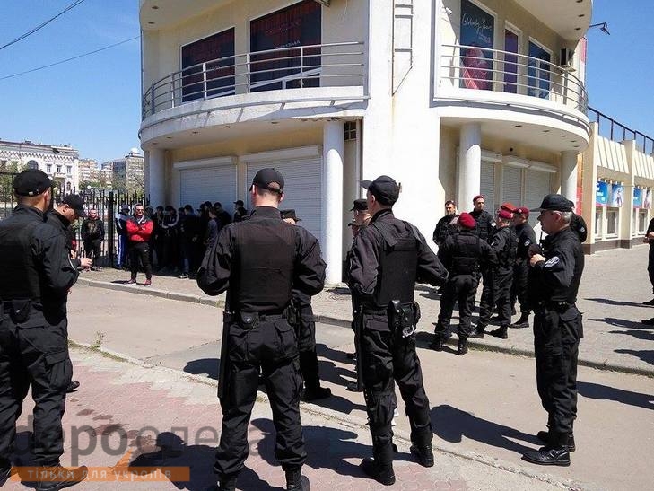 В Одесі біля стадіону "Спартак" затримали групу осіб у спортивній формі - фото 2