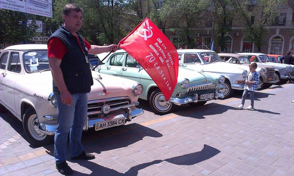 У Маріуполі відбувся автопробіг радянських авто з червоними прапорами та гербом СРСР (ФОТО) - фото 3