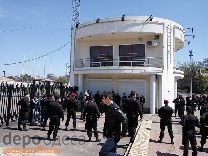В Одесі біля стадіону "Спартак" затримали групу осіб у спортивній формі - фото 1
