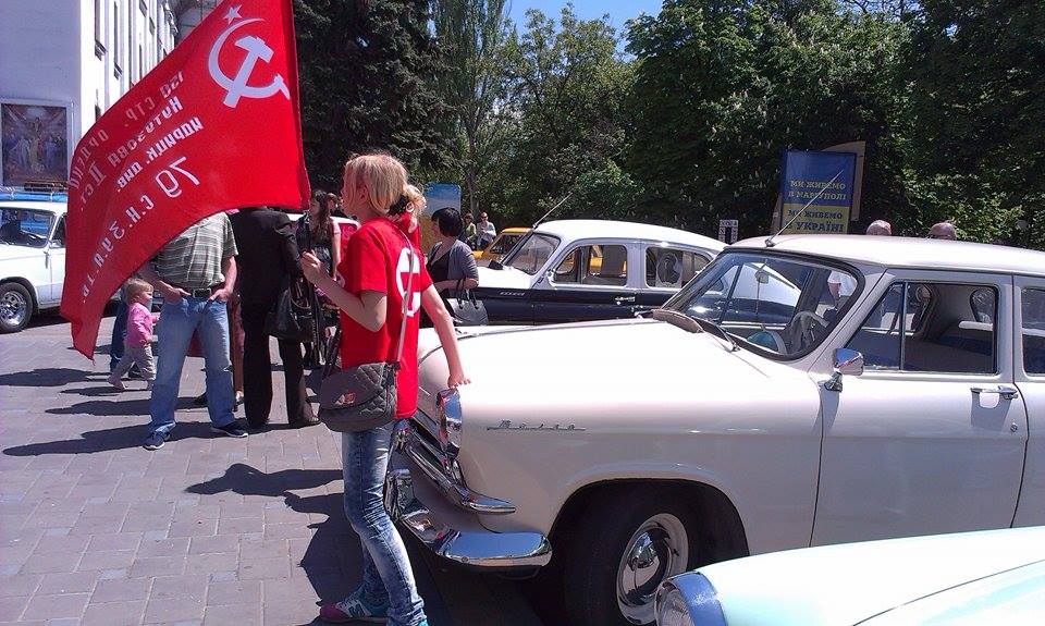У Маріуполі відбувся автопробіг радянських авто з червоними прапорами та гербом СРСР (ФОТО) - фото 2
