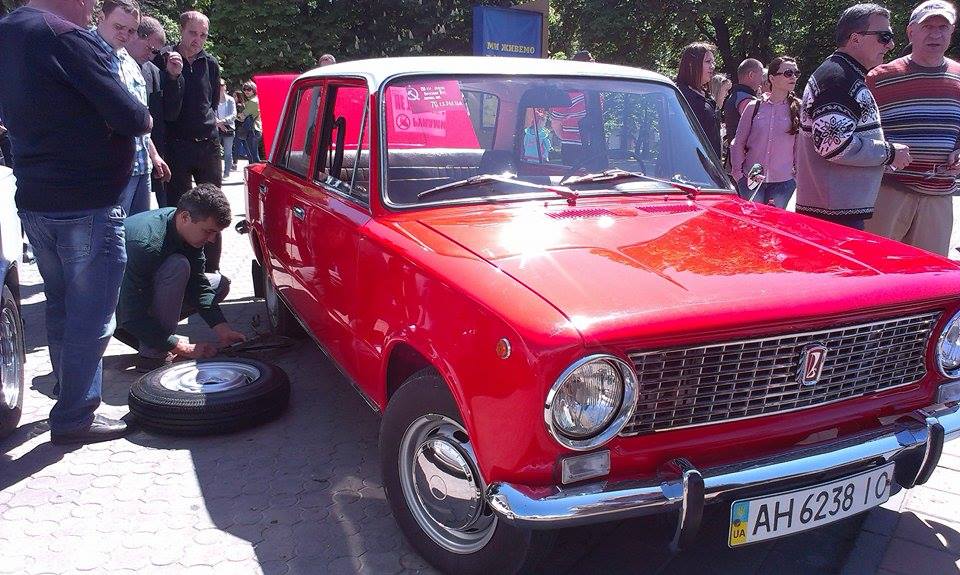 У Маріуполі відбувся автопробіг радянських авто з червоними прапорами та гербом СРСР (ФОТО) - фото 4