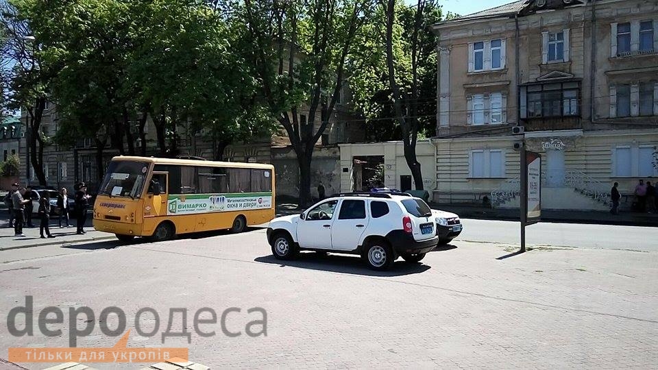 В Одесі біля стадіону "Спартак" затримали групу осіб у спортивній формі - фото 4