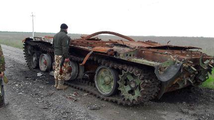 Бійці "Айдару" знайшли на Донеччині підбитий російський танк (ФОТО)  - фото 3