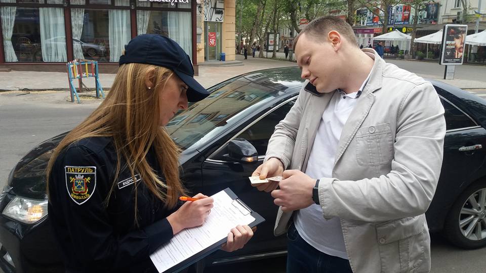 Миколавїському водієві, що припаркував авто біля "зебри", доведеться сплатити штраф