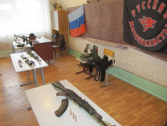 В Алчевську батьки обурені, що байкери-бойовики принесли дітям автомати та гвинтівки - фото 1