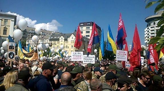 Учасники проросійської ходи у центрі Києва влаштували комуністичний шабаш - фото 2