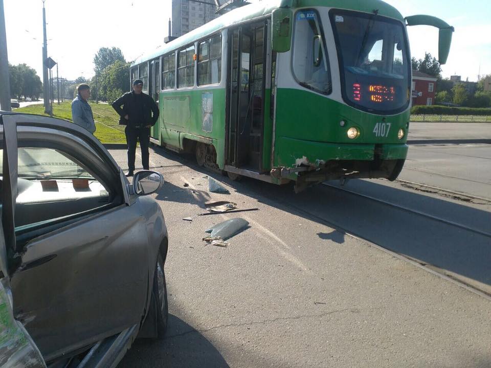 У Харкові легковик влетів у трамвай – постраждала жінка - фото 1