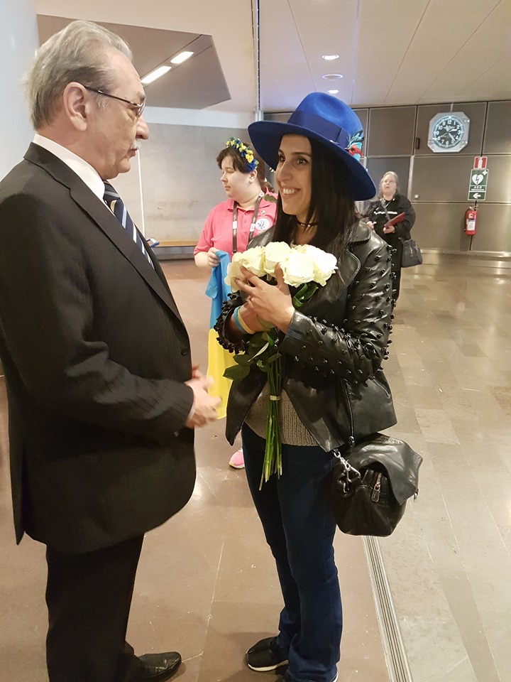Джамалу у Стокгольмі зустріли з синьо-жовтими прапорами та квітами - фото 1