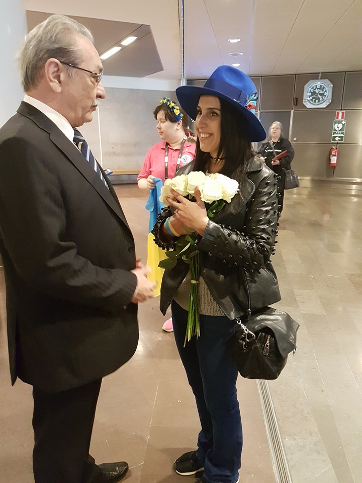 Джамалу у Стокгольмі зустріли з синьо-жовтими прапорами та квітами - фото 1 Джамалу у Стокгольмі зустріли з синьо-жовтими прапорами та квітами - фото 1
