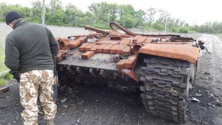 Бійці "Айдару" знайшли на Донеччині підбитий російський танк (ФОТО)  - фото 1