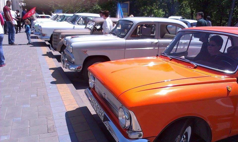 У Маріуполі відбувся автопробіг радянських авто з червоними прапорами та гербом СРСР (ФОТО) - фото 1