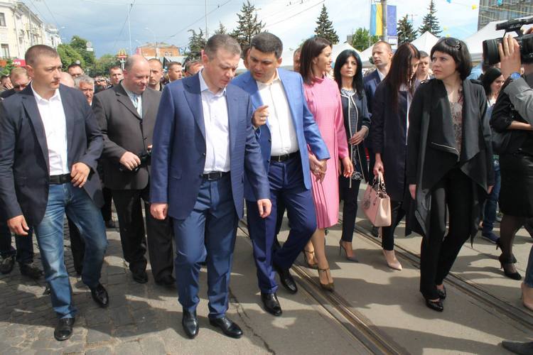 Вінничани влаштували фото-"флешмоб" з Гройсманом - фото 10 Вінничани влаштували фото-"флешмоб" з Гройсманом - фото 10