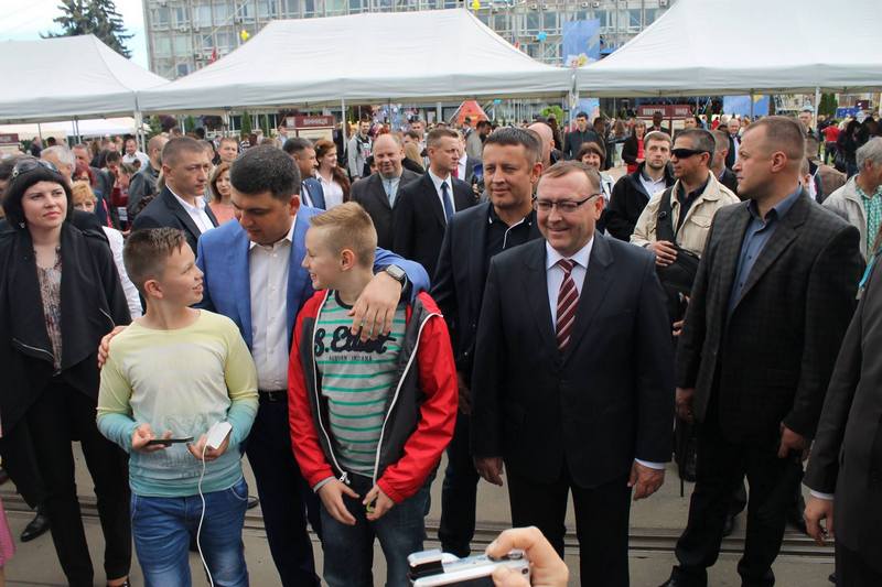 Вінничани влаштували фото-"флешмоб" з Гройсманом - фото 9 Вінничани влаштували фото-"флешмоб" з Гройсманом - фото 9