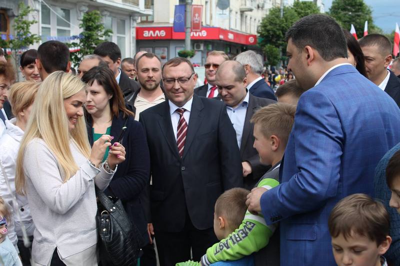 Вінничани влаштували фото-"флешмоб" з Гройсманом - фото 8