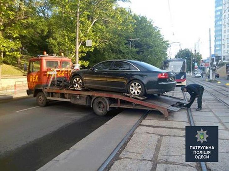 Поліція Одеси евакуювала з трамвайних рейок автівку автохама - фото 1