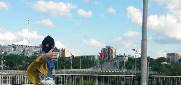 У Луганську дівчина зробила селфі загорнувшись у прапор України на фоні місьради (ФОТО) - фото 1